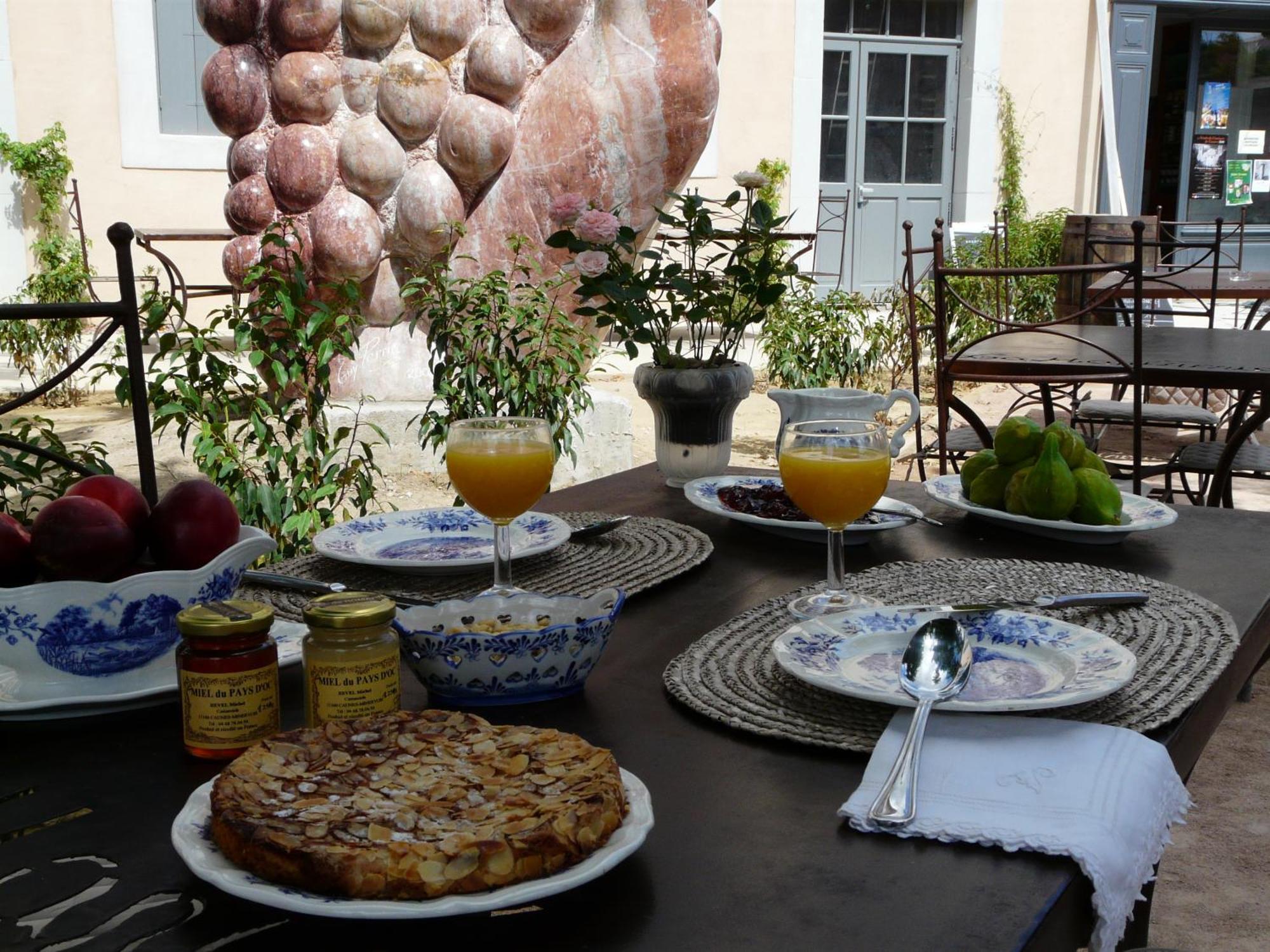Logis Hotel - Restaurant La Marbrerie Caunes-Minervois Экстерьер фото
